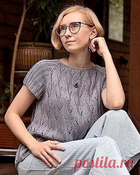 Кофточка- реглан с короткими рукавами.