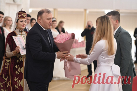 Династии республики. В Адыгее стартовали мероприятия Года семьи. В Адыгее дан официальный старт мероприятиям, которые будут проходить в рамках Года семьи. В настоящее время в республике проживает более 53 тысяч семей с детьми, из них более 8,6 тысяч многодетных.