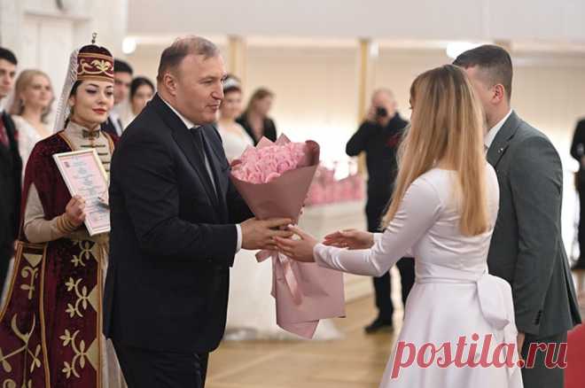 Династии республики. В Адыгее стартовали мероприятия Года семьи. В Адыгее дан официальный старт мероприятиям, которые будут проходить в рамках Года семьи. В настоящее время в республике проживает более 53 тысяч семей с детьми, из них более 8,6 тысяч многодетных.