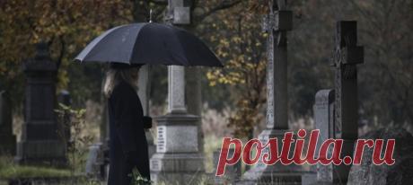 Распространенная история — женщина потеряла мужа и остается ему верной на всю оставшуюся жизнь. Валентина Гагарина, Лариса Голубкина — и среди знаменитостей немало преданных вдов. Почему, пережив утрату, женщины не вступают в новые отношения, выясняем вместе с семейным психологом Анной Эренбург. #вдова #семья #смертьмужа #отношения