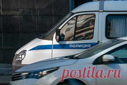 Сотрудник московского кинотеатра украл из сейфа полмиллиона рублей. В кинотеатре «Москва» 33-летний сотрудник украл деньги из сейфа. Мужчина клал выручку в сейф, однако заменял ее на фейковые купюры. Таким образом он смог похитить почти полмиллиона рублей. Отмечается, что фигурант прятал наличку под рубашкой. Однако гендиректор заметил фальшивые купюры и вызвал правоохранителей.