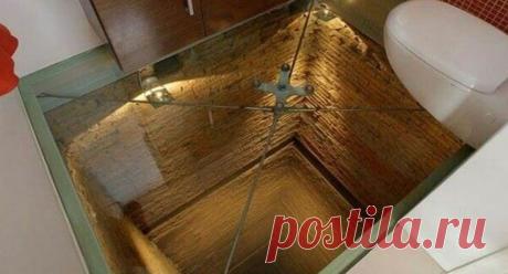 Дизайнера этого пола хочется хвалить и ругать одновременно. Как тут ходить? Все знают, что такое оптические иллюзии, многие видели и, что называется, руками щупали. А эксплуатировать в реальной жизни? Как пройти по коридору, который будто вот-вот обвалится, а «пол — это лава»?