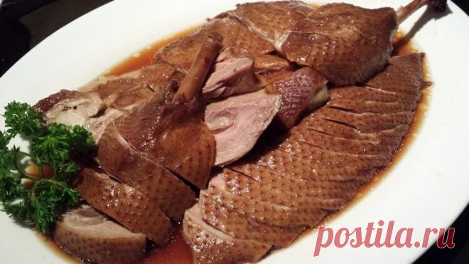 Утка по-осетински Утка по-осетински готовится целиком. Нежное мясо поражает сочным насыщенным вкусом.