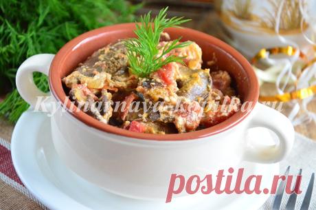 Мягкая и сочная куриная печень в сметане с луком и помидорами