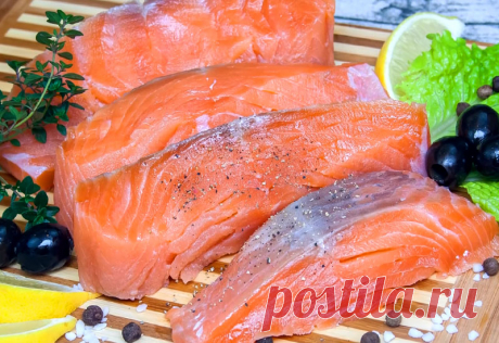Проверенный и надежный рецепт засолки красной рыбы Нежный и вкусный деликатес из любой красной рыбы в домашних условиях. Каждый... Ингредиенты: Рыба красная (стейки, стейки форели, семги, горбуши) — 2 кг. Соль — 2 ст.л. Сахар — 1 ст. л. Лайм — 1 шт. Укроп — 12 веточек Лимон — 1 шт Лук репчатый — 5-6 шт. Приготовление: 1. Рыбу промываем, удаляем жабры и делаем небольшие надрезы по всей поверхности. 2. Смешиваем соль и сахар. Внутрь рыбы закладываем веточку укропа и лук. 3.