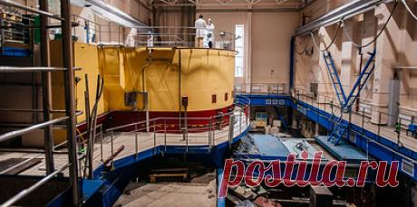 &quot;В Оксфорде такого нет&quot;. Почему иностранные студенты едут в Сибирь учиться на ядерщиков. Томский политехнический университет (ТПУ) ежегодно выпускает десятки иностранных студентов-ядерщиков: управляющих реакторами, создателей радиофармпрепаратов, специалистов по ядерной безопасности, которые едут в холодную Сибирь со всех уголков света. Попытались узнать, почему иностранцы предпочитают томский вуз Оксфорду, где они смогут работать с российским дипломом и как выглядит единственный в…