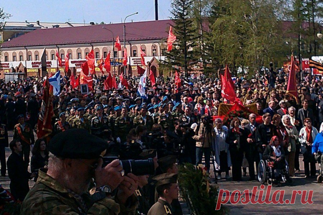 Красноярцы возложили венки к Вечному огню — Новости (Общество) / Sibnovosti.ru