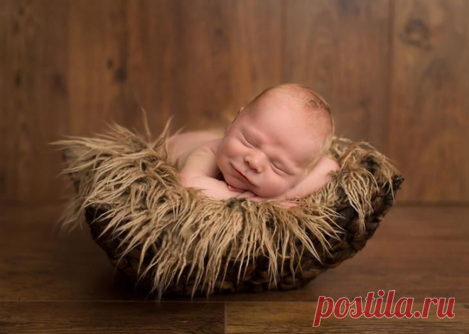 Фотограф ловит улыбки спящих младенцев