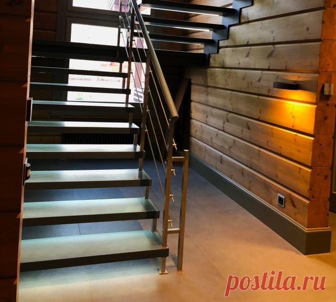 Больцевая лестница на пристенной тетиве