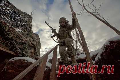 ДНР обвинила Украину в переброске боеприпасов на передовую. Народная милиция самопровозглашенной ДНР обвинила Вооруженные силы Украины в переброске боеприпасов на передовую. «На железнодорожные станции Красноармейск, Дружковка, Зачатовка зафиксировано прибытие эшелонов с горюче-смазочными материалами, а также боеприпасами», — заявили в ведомстве.