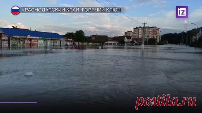 6-7-21-Паводок стал причиной эвакуации более 100 человек в городе Горячий Ключ Более 100 человек эвакуировали в Горячем Ключе из-за паводка. В городе подтоплено несколько десятков жилых домов. Пункты временного размещения открыли на территории школ, сообщает телеканал «Известия». За минувшие сутки в городе выпал 81 мм осадков. Уровень воды в местной реке Псекупс поднимался до 6 м. В городе действует режим ЧС из-за подтоплений. Жертв и пострадавших в Горячем Ключе из-за паводка нет.