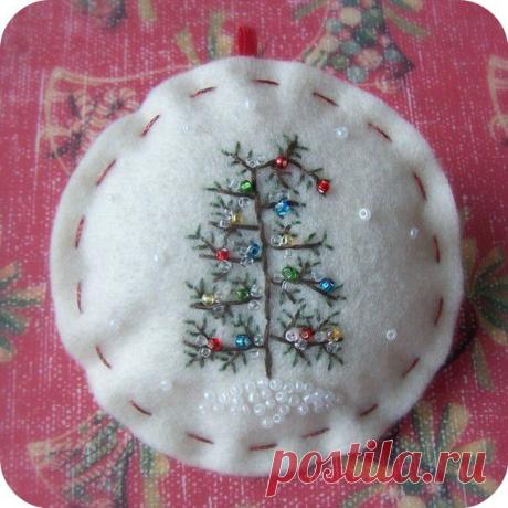 The Last Tree on the Lot  Felt Christmas Ornament von TheTinyGarden