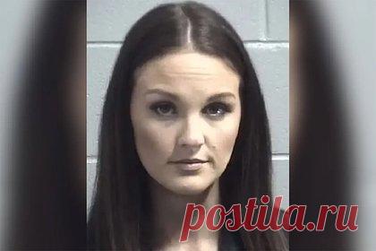 Учительница физкультуры занялась сексом со школьником на парковке пиццерии. В США арестовали учительницу физкультуры частной христианской школы из штата Южная Каролина, которая совратила 17-летнего школьника. 27-летнюю Рейган Андерсон взяли под стражу после обращения в полицию администрации учебного заведения, где она работала тренером футбольной команды.