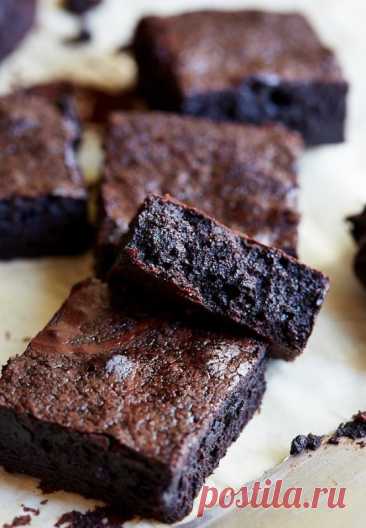 Супер-нежные брауни Ингредиенты:Сливочное масло — 140 гСахар — 200 гКакао-порошок — 80 гСоль — ¼ ч. л.Ванильный экстракт — ½ ч. л.Охлажденные куриные яйца — 2 шт.Мука — 65 гГрецкий орех (по желанию) — 65 гПриготовление:1. Разогрейте духовку до 160 ºC.2. Форму...