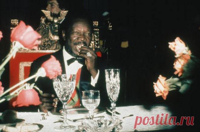 ​​Большой филантроп и любитель людей. Жаренных После официального визита в СССР в июне 1970-го африканский диктатор Бокасса полюбил русскую еду. На родину с ним откомандировали советского повара. По воспоминаниям несчастного как-то он обнаружил на президентской кухне человеческое мясо и в ужасе бежал в посольство. По некоторым сведениям, Жан-Бедель Бокасса был каннибалом и употреблял в пищу лидеров оппозиций. Строя свой режим на страхе он скармливал своих политических противников крокодилам, а…