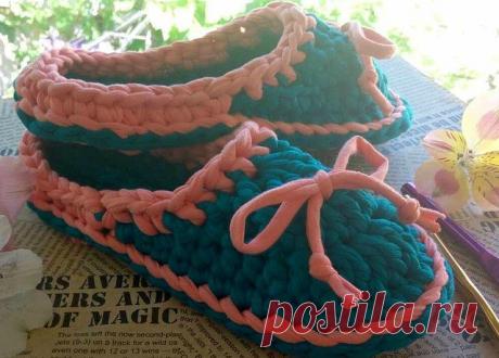 Тапочек много не бывает!  

Такие тапочки вяжутся крючком, из не нужных футболок. Продолжение ниже...
