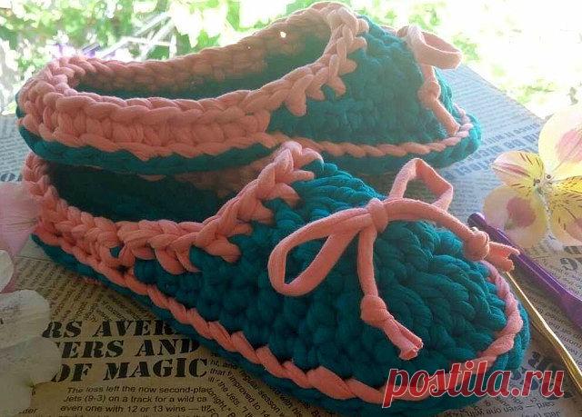 Тапочек много не бывает!  

Такие тапочки вяжутся крючком, из не нужных футболок. Продолжение ниже...
