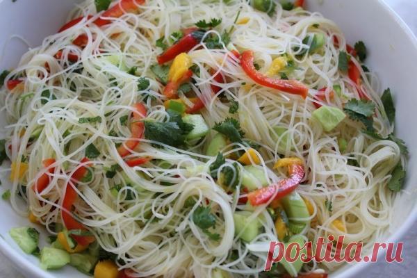 Именно так нужно готовить салат из рисовой лапши