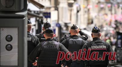 Экоактивистка наклеила плакат поверх картины Моне в парижском музее Орсе. Активистка экологического движения «Продовольственный ответ» наклеила плакат поверх картины «Маки» французского художника Клода Моне в парижском музее Орсе. Читать далее