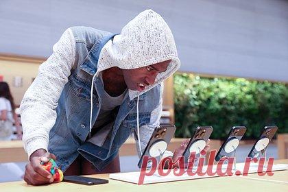 iPhone перестали «узнавать» некоторых пользователей. Некоторые пользователи смартфонов Apple пожаловались на некорректную работу Face ID. Согласно жалобам пользователей, биометрический сенсор Face ID перестал работать после обновления iPhone до iOS 15.7.1 Release Candidate, тем самым телефон перестал «узнавать» своих владельцев. Apple не прокомментировала проблему.