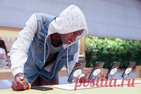 iPhone перестали «узнавать» некоторых пользователей. Некоторые пользователи смартфонов Apple пожаловались на некорректную работу Face ID. Согласно жалобам пользователей, биометрический сенсор Face ID перестал работать после обновления iPhone до iOS 15.7.1 Release Candidate, тем самым телефон перестал «узнавать» своих владельцев. Apple не прокомментировала проблему.