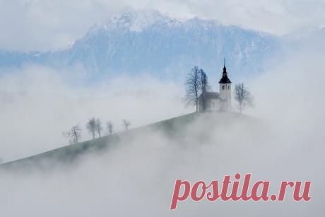 «Святое за завесой» Словенский храм в тумане. Снимала Татьяна Ефименко: nat-geo.ru/community/user/201612