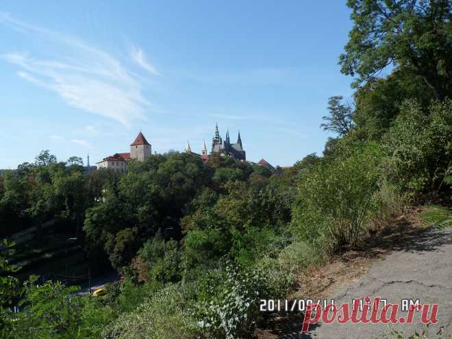 Опять - Пражскимй Град. Видите ту башню с красной кровлей? Когда мы проводили раскопки в районе знаменитой Злата улочки, мы переодевались в той башне. Я все время выглядывал из того верхнего окошка...