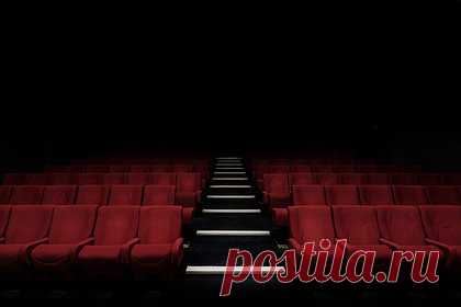 В России создали альтернативу IMAX. В России разработали аналог технологии IMAX под названием «Космакс». Новинка совмещает в себе максимально четкое и насыщенное изображение, а также глубокий и детализированный звук. Сейчас «Космакс» проходит процедуру получения патента. Первым фильмом в этом формате станет «Вызов» Шипенко.