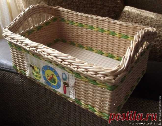 caja rectangular de tubos de papel.