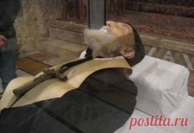 Загадка нетленного монаха Шарбеля Новогодним утром 1898 года в горах Ливана, на высоте 1300 м над уровнем моря, монахи-отшельники монастыря Святых Петра и Павла направлялись к монастырю в местечке Анная. По узкой, занесённой снегом го…