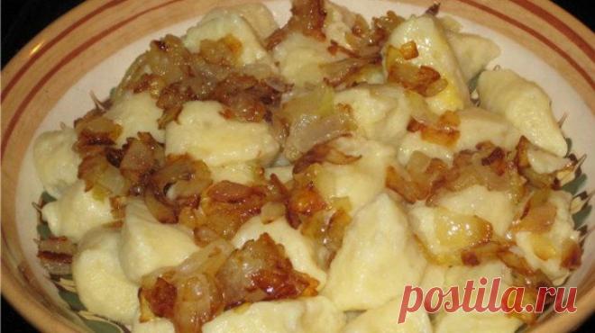 Рецепт галушок з картоплі по Закарпатському рецепту – дуже смачно, неймовірно швидко, а головне: ситно і економно! Ця страва здатна виручити будь-яку господиню, коли необхідно швидко щось приготувати і при цьому зовсім недорого. Галушки готуються неймовірно легко, а виходять дуже смачними і ситним, перевіряйте самі! Основні інгредієнти, …