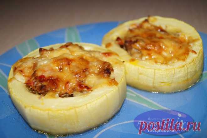 Кабачки фаршированные мясом, запеченные в духовке - это совсем не сложный, но зато очень вкусный рецепт. Кабачки получаются сочные, нежные и сытные, благодаря начинке из фарша. Гарнир к таким кабачкам не требуется. По возможности, постарайтесь выбрать молодые кабачки, среднего размера.