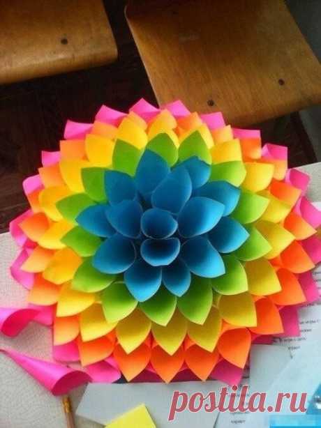 Роскошный цветок из стикеров Роскошный цветок из стикеровДля его изготовления подойдут квадратные цветные листы с липким краем.