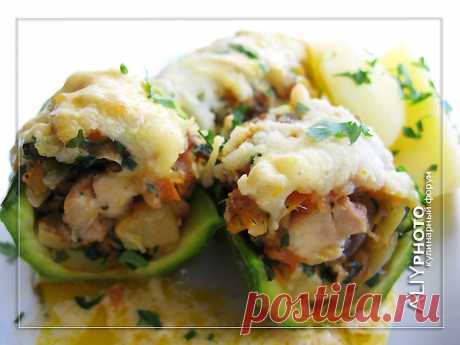 Фаршированные кабачки - это просто объедение! Ингредиенты: 3 куриные грудки, филе 1 крупная луковица 1 морковь 1 красный сладкий перец оливковое масло (готовлю только на таком, но можно использовать и подсолнечное) 2 ст. л. томат-пасты пучок рубленой зелени петрушки 2 кг кабачков (если у вас нет круглых, как у меня, то возьмите просто...