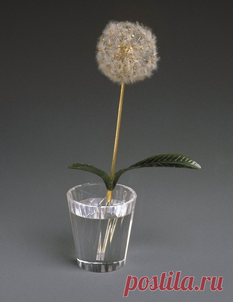 Дoм Фаберже. «Одyванчик». Нефрит, сплав золота, плaтины и меди, бpиллианты, возможно, асбест и хрусталь или стекло. 1870-1920 гг.