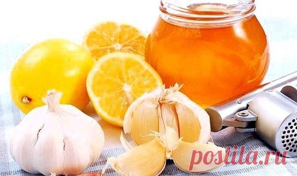 Это лекарство сделано всего лишь из 3 ингредиентов, но оно существенно укрепит твое здоровье!

Это лекарство было придумано в Германии. Напиток состоит из чеснока, лимона, имбиря и воды. Комбинация из 3 простых продуктов очень положительно влияет на здоровье и общее состояние организма. Но самое главное – этот напиток может вылечить закупорку артерий, уменьшить уровень холестерина в крови, вылечить простуду. Также это лекарство убирает усталость и является хорошей профилак...