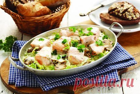 Запеченная норвежская семга с шампиньонами и капустой | Вкусные Рецепты