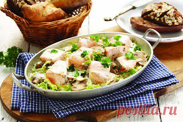 Запеченная норвежская семга с шампиньонами и капустой | Вкусные Рецепты