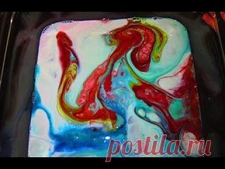 Чем занять ребенка в новогодние каникулы?

Покажите вашему ребенку удивительные и чудесные картины на молоке. Малышу будет очень интересно экспериментировать, смешивая цвета и получая различные узоры. Может быть у вас получится целая волшебная страна, а может лес, в котором живут сказочные герои… Интересно? Тогда скорее приступайте к творчеству!