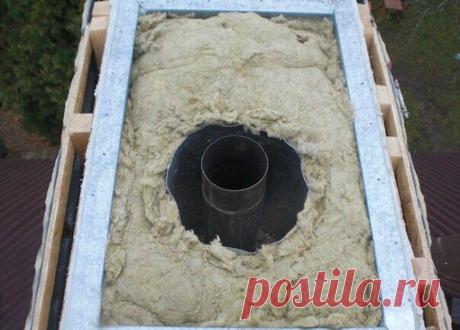 Как сделать проход вентиляции и дымохода через кровлю

Сегодня мы попробуем разобраться, как правильно выполняется один из самых сложных узлов примыканий — проход технологических трубопроводов для дымохода и вентиляции через кровлю. Не зря для этого было перепробовано множество способов, лучшими из которых мы поделимся с вами.

Стропильные системы и конфигурации дымоходов
Проход дымохода через кровлю может выполняться практически при любых наклонах ската за исключением пир...