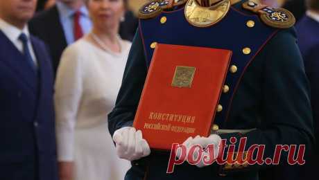 В России назвали вандализмом примотанную скотчем к памятнику Конституцию. В Екатеринбурге неизвестные скотчем примотали макет Конституции России к памятнику основателям города Василию Татищеву и Вильгельму де Геннину. Об этом сообщает &quot;Подъем&quot;. В городской администрации указали, что сотрудники ...