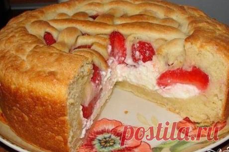Пирог с клубникой и творогом 

Ингредиенты:
-творога — 250 Грамм (плюс 250 г в начинку)
-сливочного масла — 250 Грамм
-яйца — 2 Штуки
-сахара — 100 Грамм
-разрыхлителя — 2 Чайных ложки
-муки — 400 Грамм
-ванилин — По вкусу (начинка)
-сахарная пудра — По вкусу (из 100 г сахара) начинка)
-клубники — 400 Грамм (начинка)
-крахмала — 1 Ст. ложка ( начинка)

Приготовление:
1. Перемешать в миске творог, яйца, сахар и растопленное на водяное бане сливочное масло.

2. Добавить разр...
