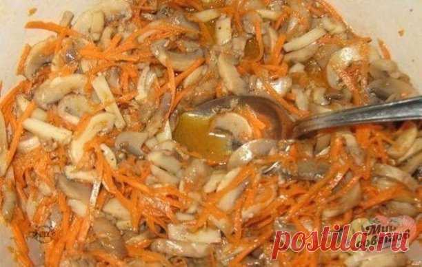 Грибочки по-корейски! Просто великолепный рецепт, никто точно не останется равнодушным, даже рецепт будут просить! 
Обязательно берите к себе в копилочку!  

Ингредиенты: 

- 1 кг грибов, 
- 2 крупные моркови, 
- 2 луковицы, 
- 2-3 зубчика чеснока, 
- 2 ст.л. сахара (без горки), 
- 4 ст.л. столового уксуса, 
- 1 ч.л. соли (с горкой), 
- 100 г. масла (растительного), 
- по 1 ч.л. молотого черного и красного перца. 

Как готовить: 

Отвариваем промытые грибы в подсоленной во...