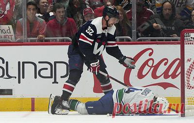 Хоккеиста "Вашингтона" Кузнецова дисквалифицировали на один матч за удар соперника клюшкой. Россиянин умышленно ударил игрока "Ванкувера" Кайла Берроуза