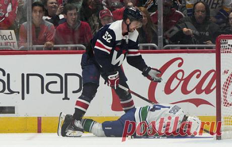 Хоккеиста &quot;Вашингтона&quot; Кузнецова дисквалифицировали на один матч за удар соперника клюшкой. Россиянин умышленно ударил игрока &quot;Ванкувера&quot; Кайла Берроуза