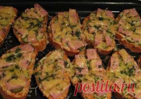 7 РЕЦЕПТОВ ГОРЯЧИХ БУТЕРБРОДОВ!!!
1. Горячие бутерброды с картошкой
Ингредиенты:
3-4 картофелины
соль
перец
хлеб
масло для жарки
Приготовление:
1. Натереть сырой картофель на тёрке и посолить-поперчить по вкусу, нарезать хлеб или батон не толсто, сверху тоже не толстым слоем разложить ровненько картофель.
2. Стороной, на которой картофель, аккуратно выложить на сковороду с разогретым подсолнечным маслом, обжарить до золотистого цвета.
3. Переворачивать и обжаривать хлеб не надо. Получаются