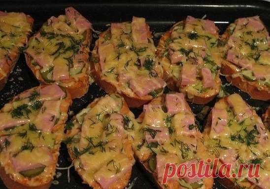 7 РЕЦЕПТОВ ГОРЯЧИХ БУТЕРБРОДОВ!!!
1. Горячие бутерброды с картошкой
Ингредиенты:
3-4 картофелины
соль
перец
хлеб
масло для жарки
Приготовление:
1. Натереть сырой картофель на тёрке и посолить-поперчить по вкусу, нарезать хлеб или батон не толсто, сверху тоже не толстым слоем разложить ровненько картофель.
2. Стороной, на которой картофель, аккуратно выложить на сковороду с разогретым подсолнечным маслом, обжарить до золотистого цвета.
3. Переворачивать и обжаривать хлеб не надо. Получаются