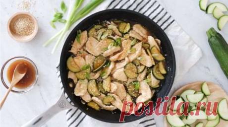 Вкусная куриная грудка — простой рецепт приготовления на сковороде Для Вас рецепт приготовления очень вкусной куриной грудки в сковороде по-китайски с цукини. Приготовить очень просто и быстро, получается как в ресторане.