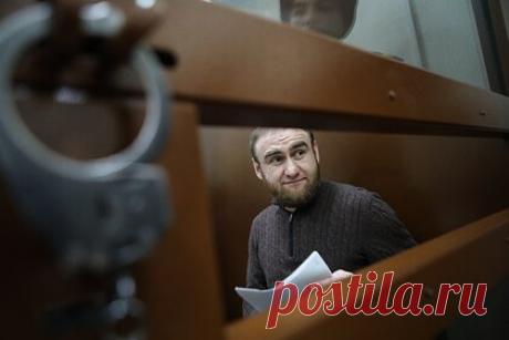 Экс-сенатор Арашуков и его отец не признали вину в убийствах. Бывший сенатор Рауф Арашуков и его отец Рауль в ходе первого заседания в Мосгорсуде по существу дела не признали вину ни по одному из предъявленных ему обвинений, в том числе убийствах, рассказала адвокат экс-сенатора Анна Ставицкая. Следующее заседание суда пройдет 30 ноября, на нем начнут допрашивать свидетелей.