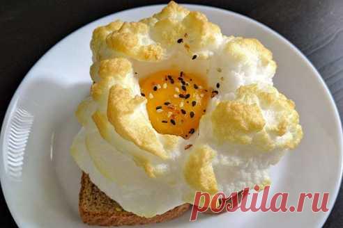 Этот способ приготовления яичницы полюбили уже тысячи людей 
Яичница в облаках – новый хит Инстаграма, который определенно стоит того, чтобы обратить на него внимание.

И ВОТ ПОЧЕМУ:

Сейчас можно найти уже тысячи рецептов усовершенствованной яичницы, и все пользователи отмечают, что это очень вкусно и красиво! 

Все что нужно, чтобы ее приготовить – всего 1 яйцо; 

Все, что придется сделать – взбить белок в пену и запечь яйцо в духовке, выложив его в виде колечка; 

У вас...